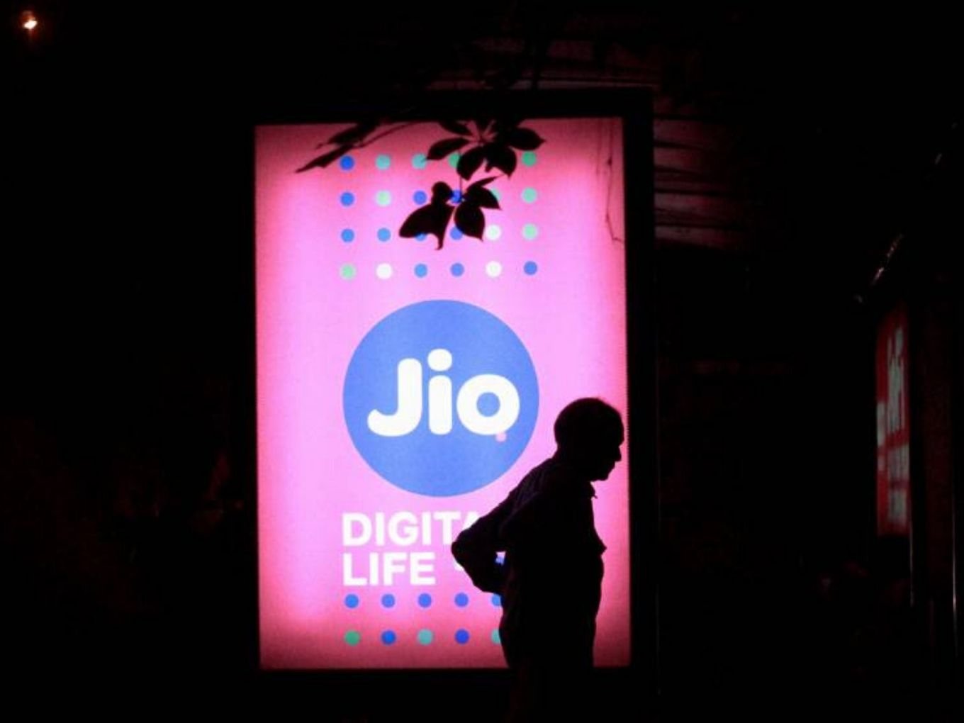 Facebook Likely To Acquire 10% Stake In Reliance Jio