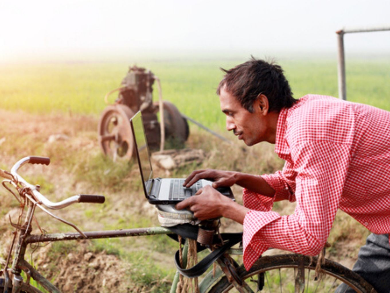Rural Surge Pushes Internet Usage Mark Over 500 Mn In India: IAMAI